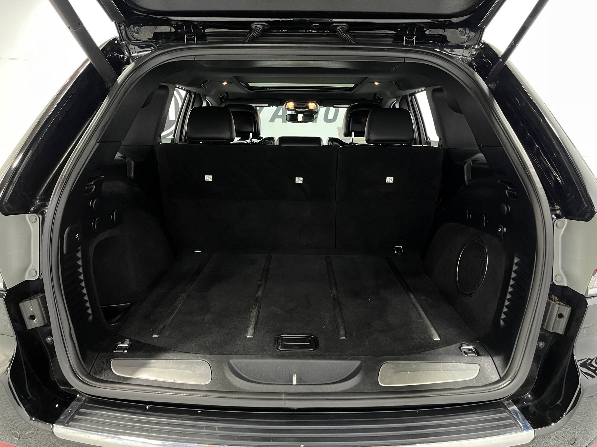 Used 2017 Jeep Grand Cherokee Overland w/ Jeep Active Safety Group AWD/4WD image 26