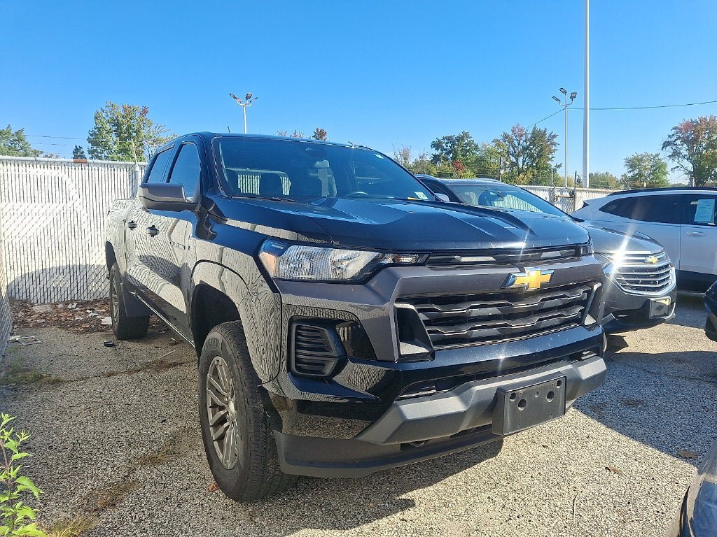 Used 2023 Chevrolet Colorado LT AWD/4WD image 3