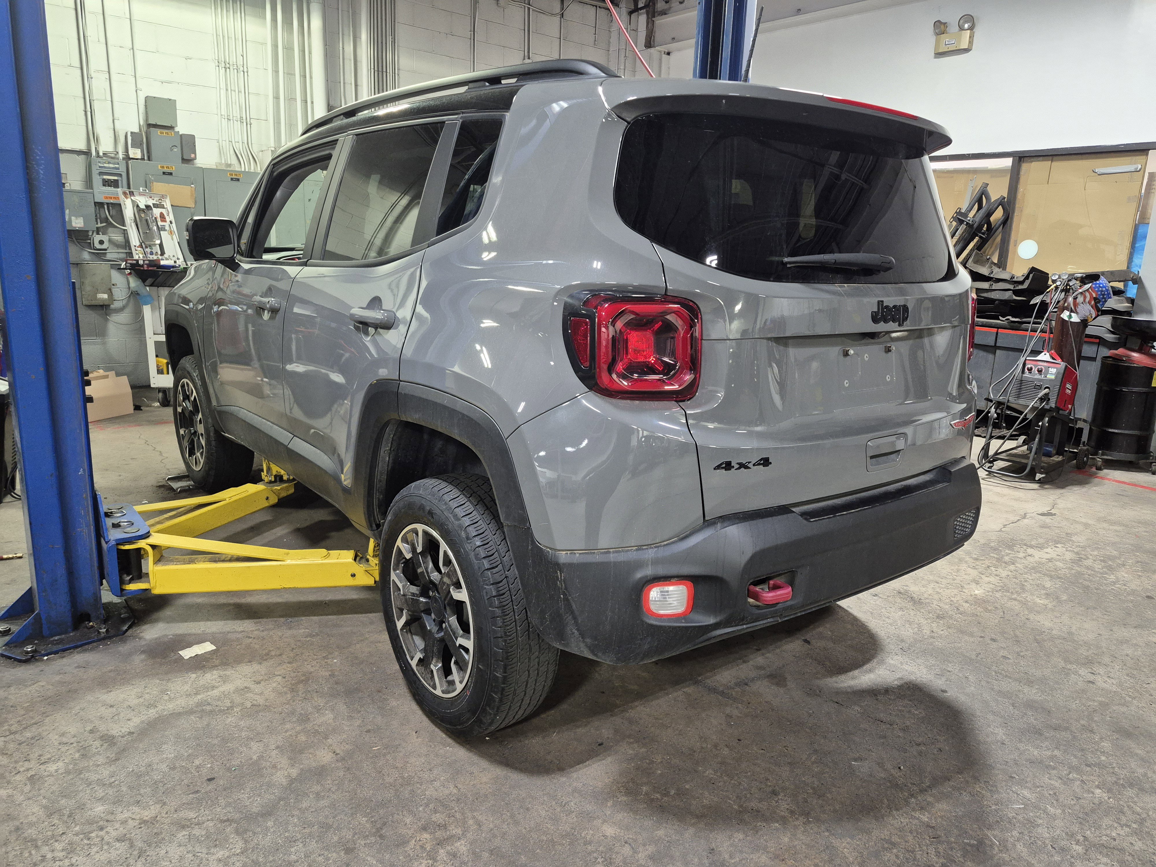 Used 2023 Jeep Renegade Trailhawk w/ Sun/Sound Group AWD/4WD image 9