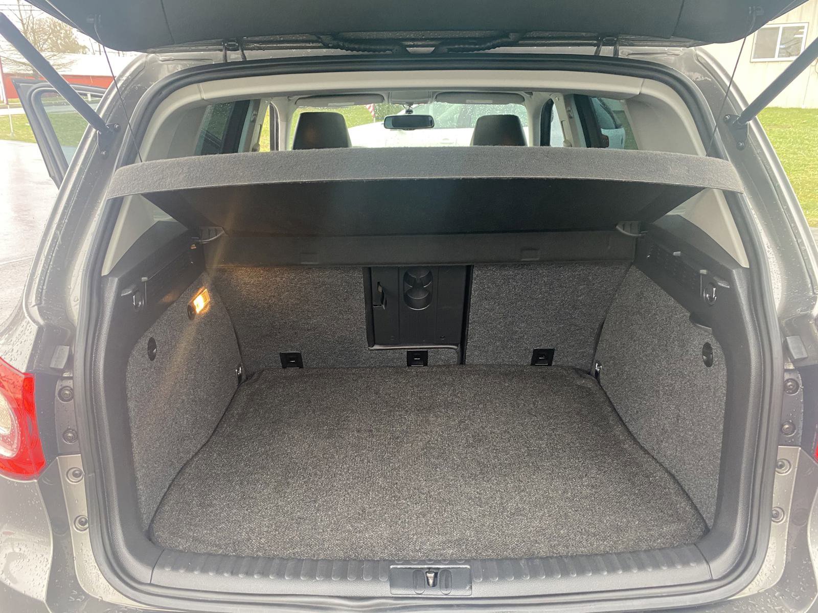 Used 2011 Volkswagen Tiguan SE image 24