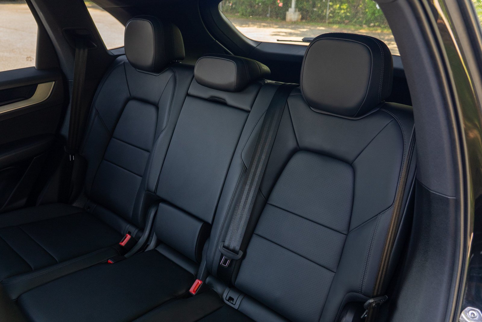 Certified 2025 Porsche Cayenne AWD/4WD image 32