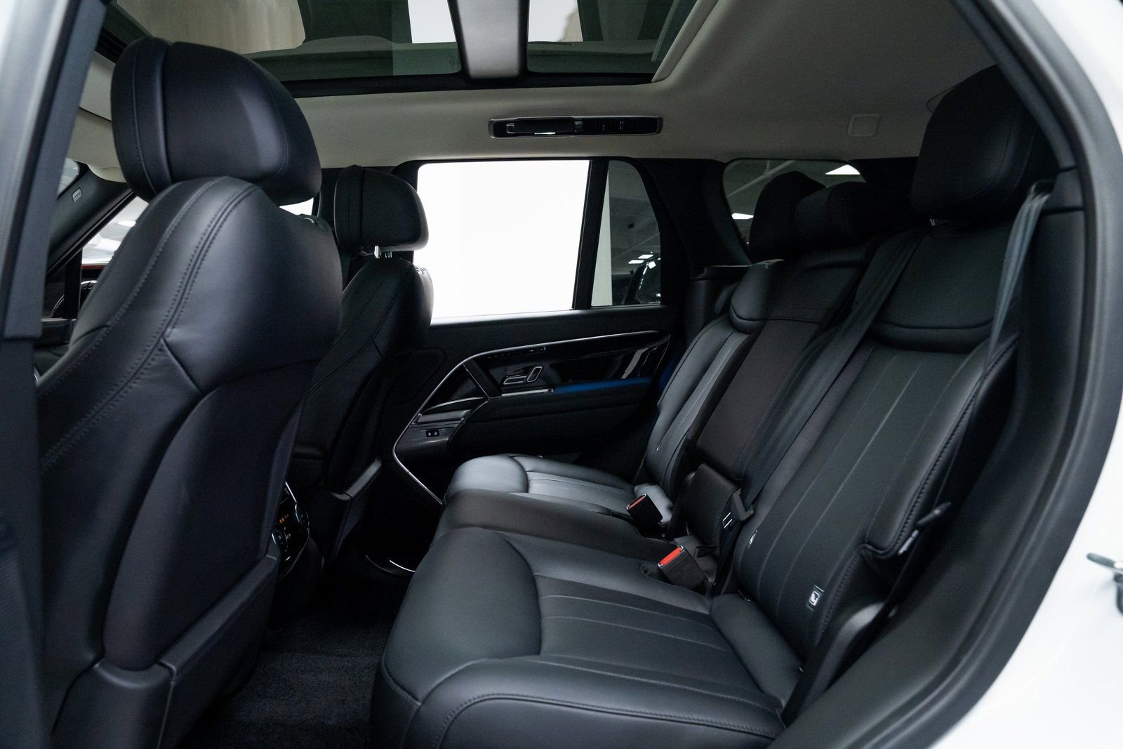 Used 2025 Land Rover Range Rover SE image 19