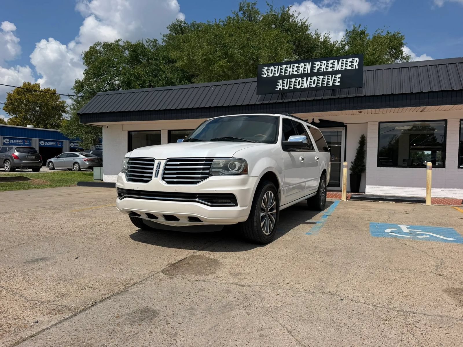 Used 2015 Lincoln Navigator L 2WD image 1