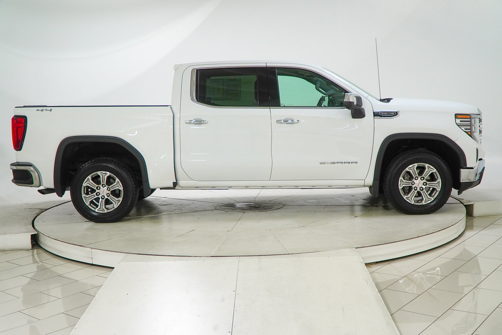 Used 2024 GMC Sierra 1500 SLT AWD/4WD image 11