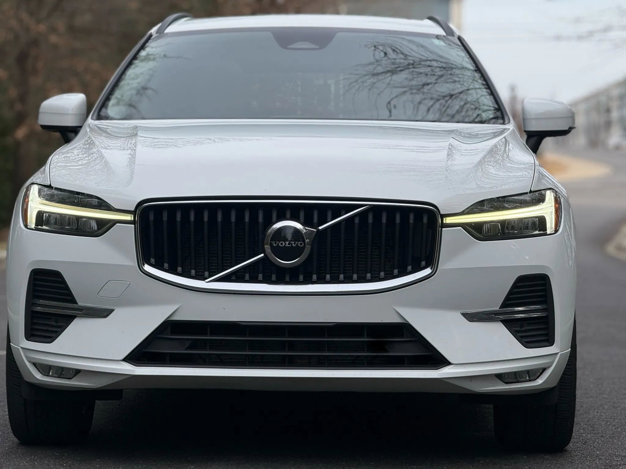 Used 2022 Volvo XC60 B5 Momentum image 2