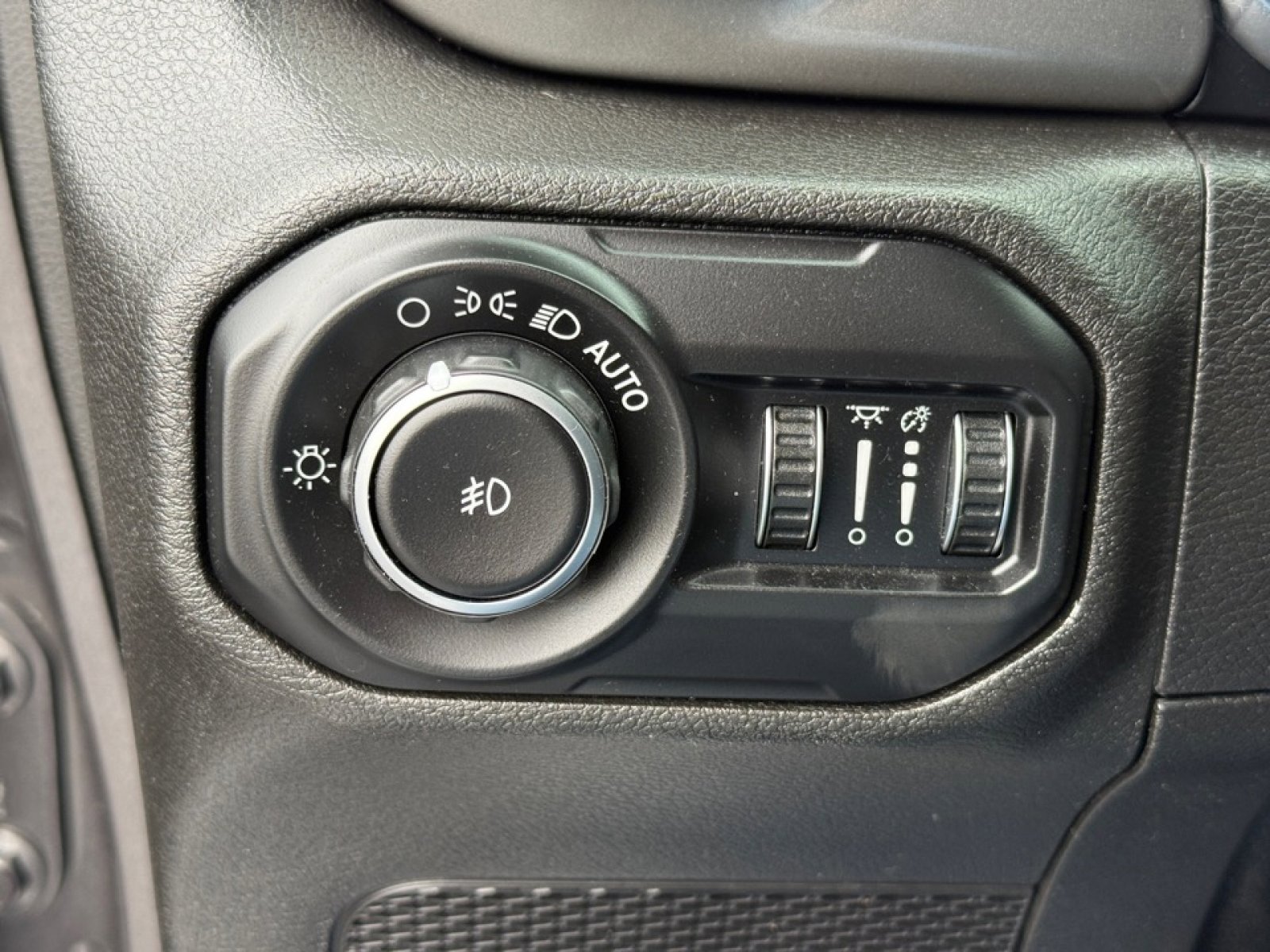 Used 2019 Jeep Wrangler Unlimited Sahara w/ Safety Group image 34