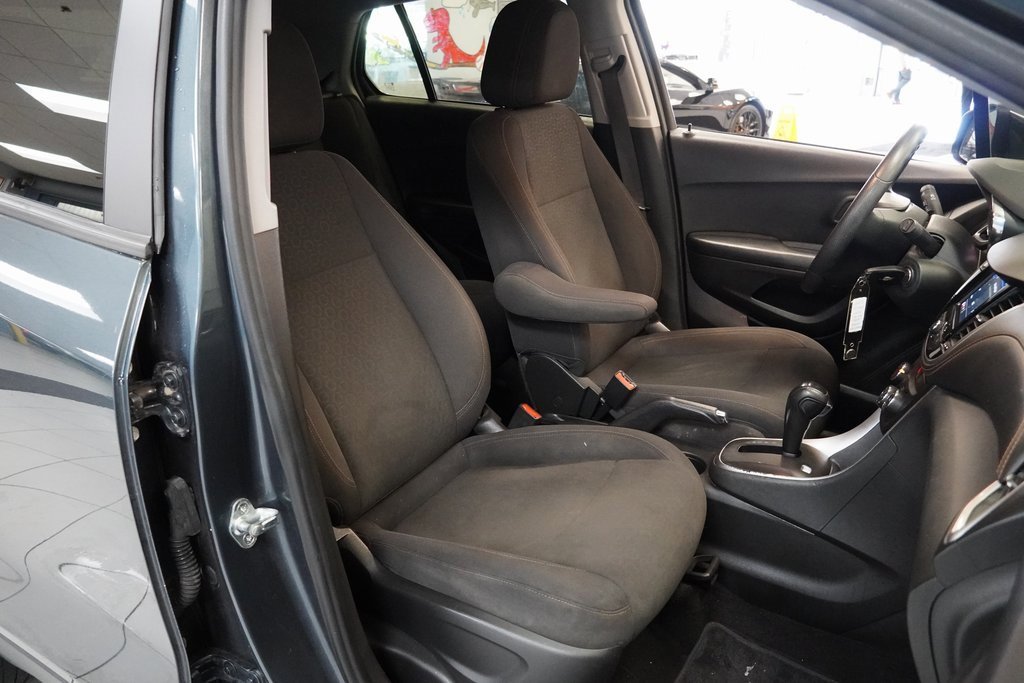 Used 2022 Chevrolet Trax LS w/ Tint and Cruise Package image 23