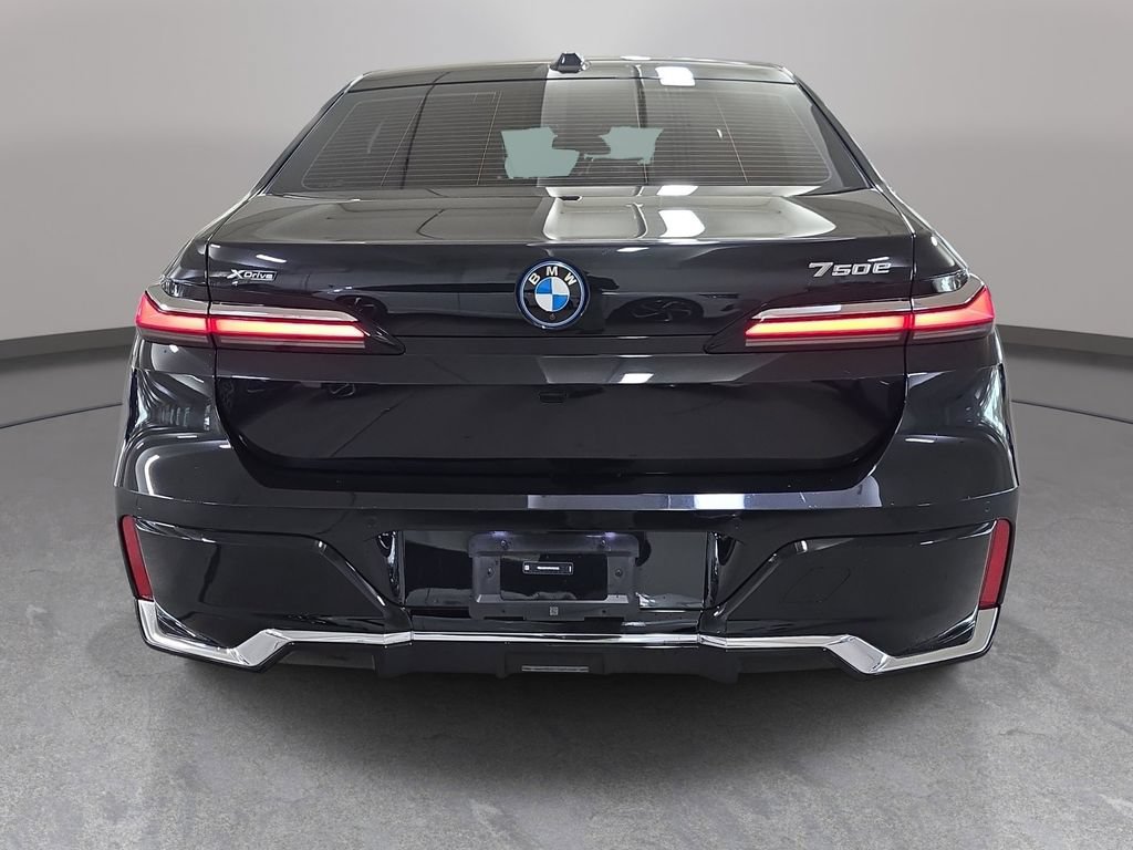 Certified 2024 BMW 750e xDrive w/ Premium Package AWD/4WD image 8
