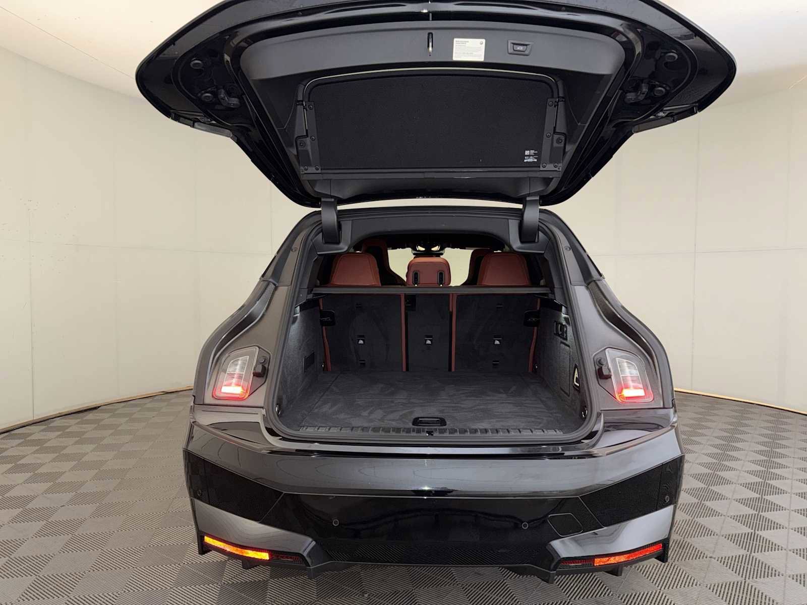 Used 2025 BMW iX M60 w/ Luxury Package image 23