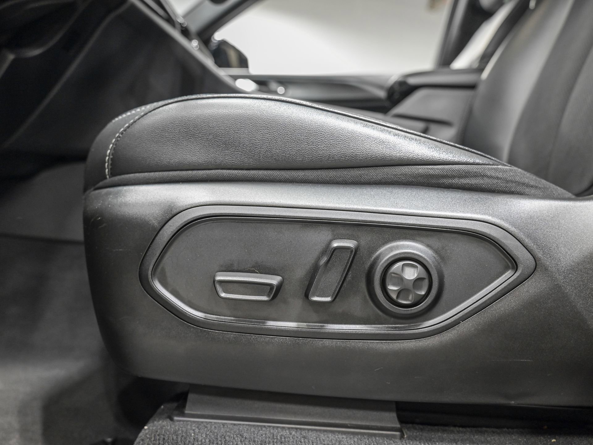 Used 2024 Jeep Grand Cherokee Altitude image 14