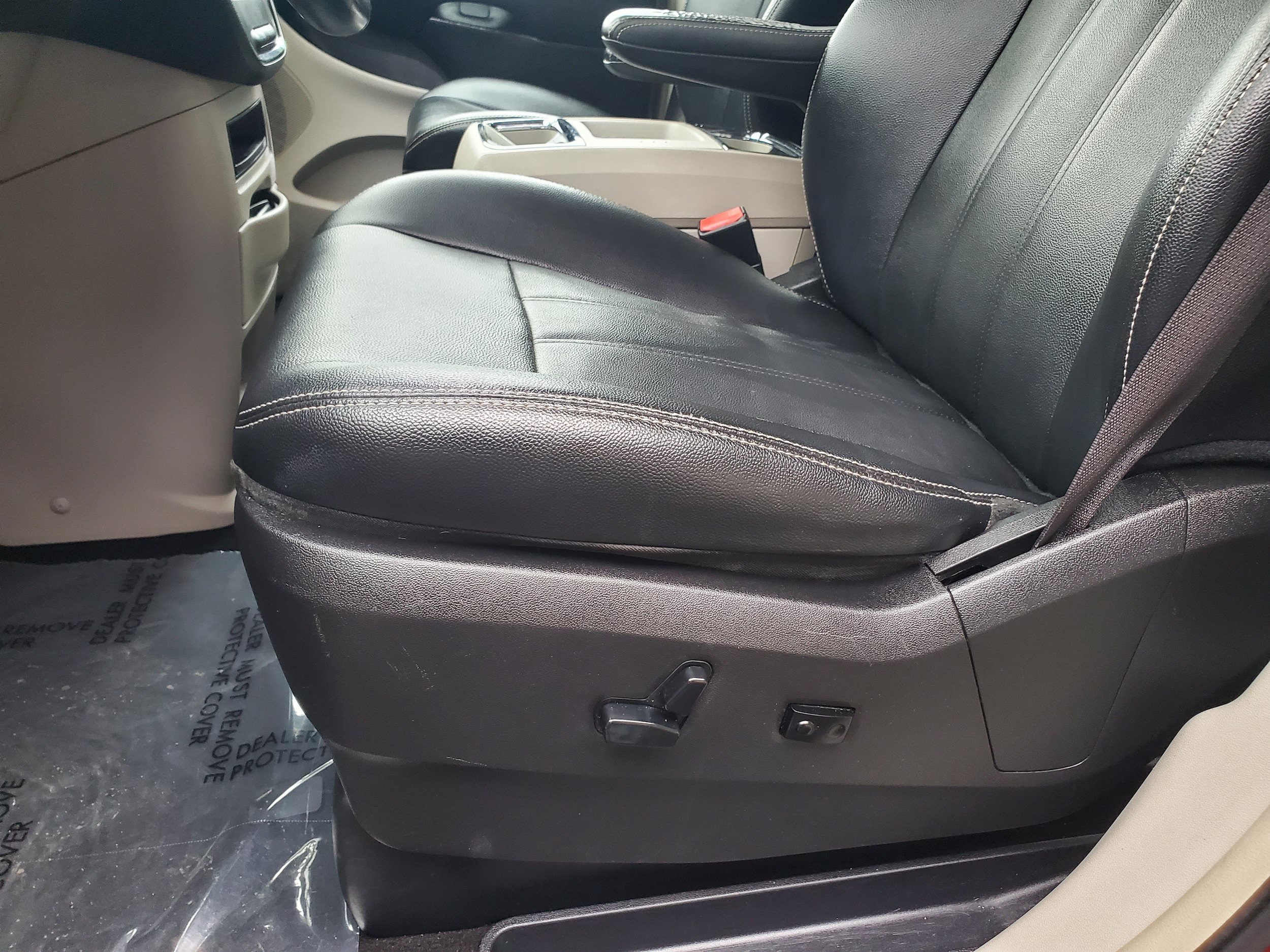 Used 2016 Chrysler Town & Country Touring FWD image 10