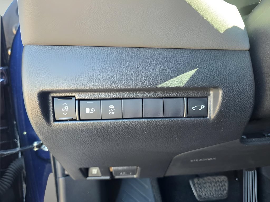 Used 2021 Toyota Venza LE w/ Carpet Mat Package (TMS) AWD/4WD image 16