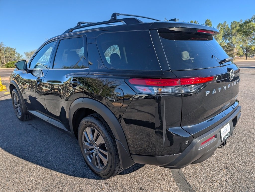 Used 2022 Nissan Pathfinder SV w/ SV Premium Package image 3