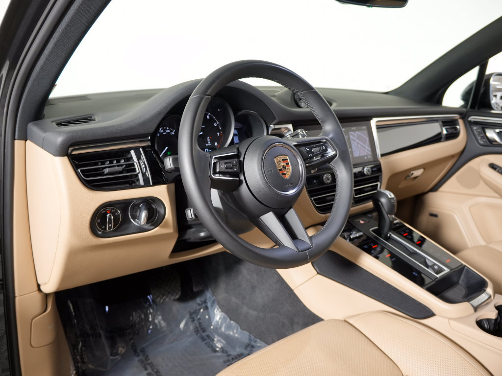 Certified 2023 Porsche Macan Turbo AWD/4WD image 4