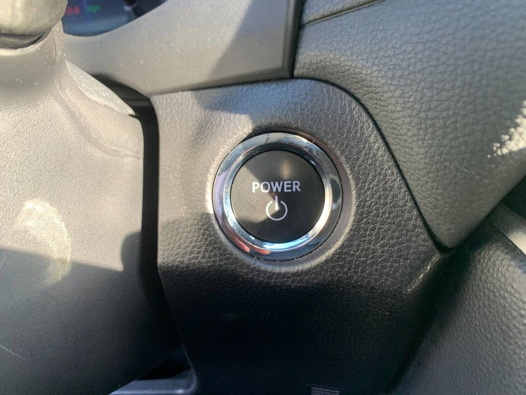 Used 2025 Toyota RAV4 XLE AWD/4WD image 25