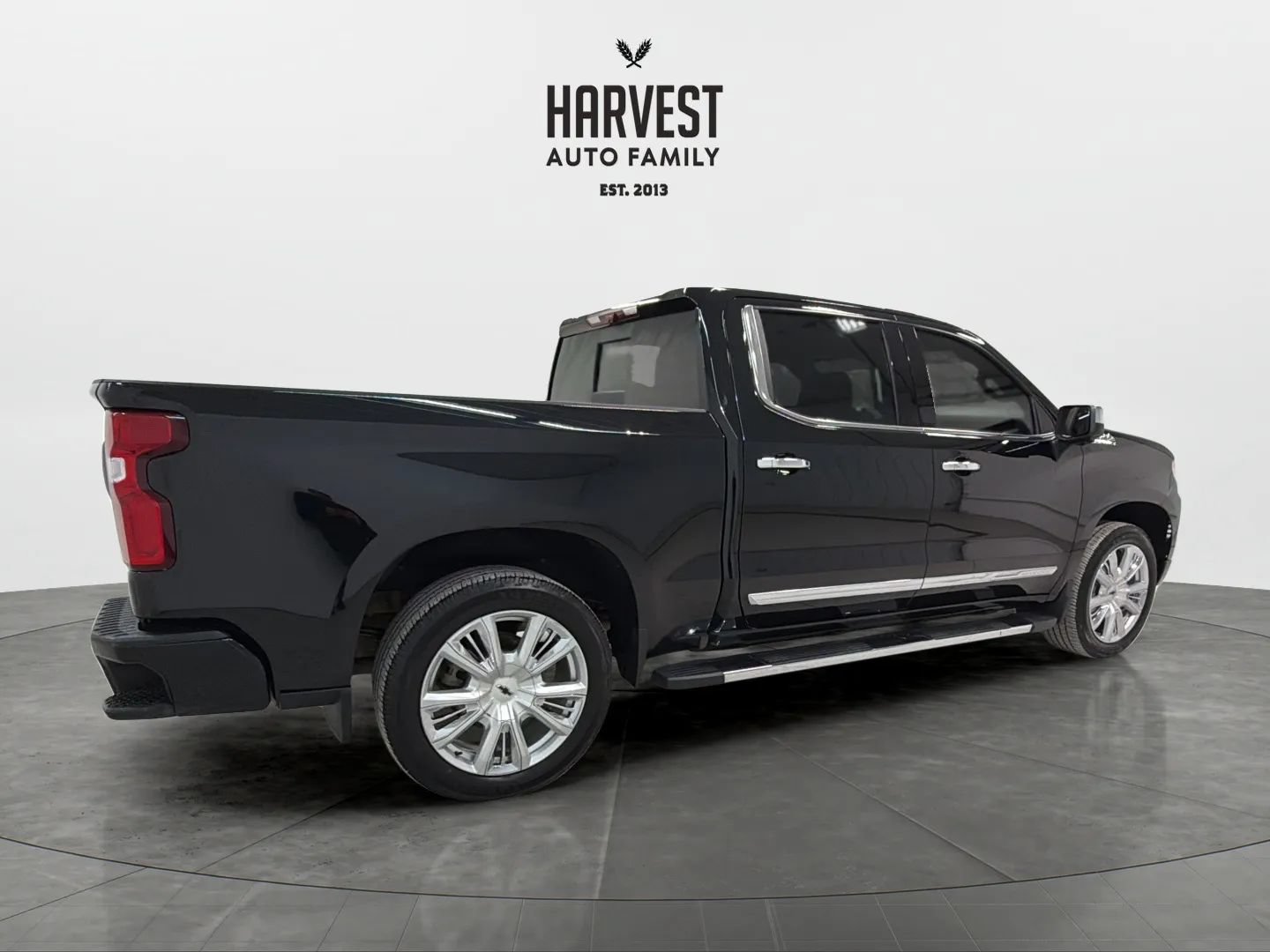 Used 2024 Chevrolet Silverado 1500 High Country w/ High Country Premium Package AWD/4WD image 7