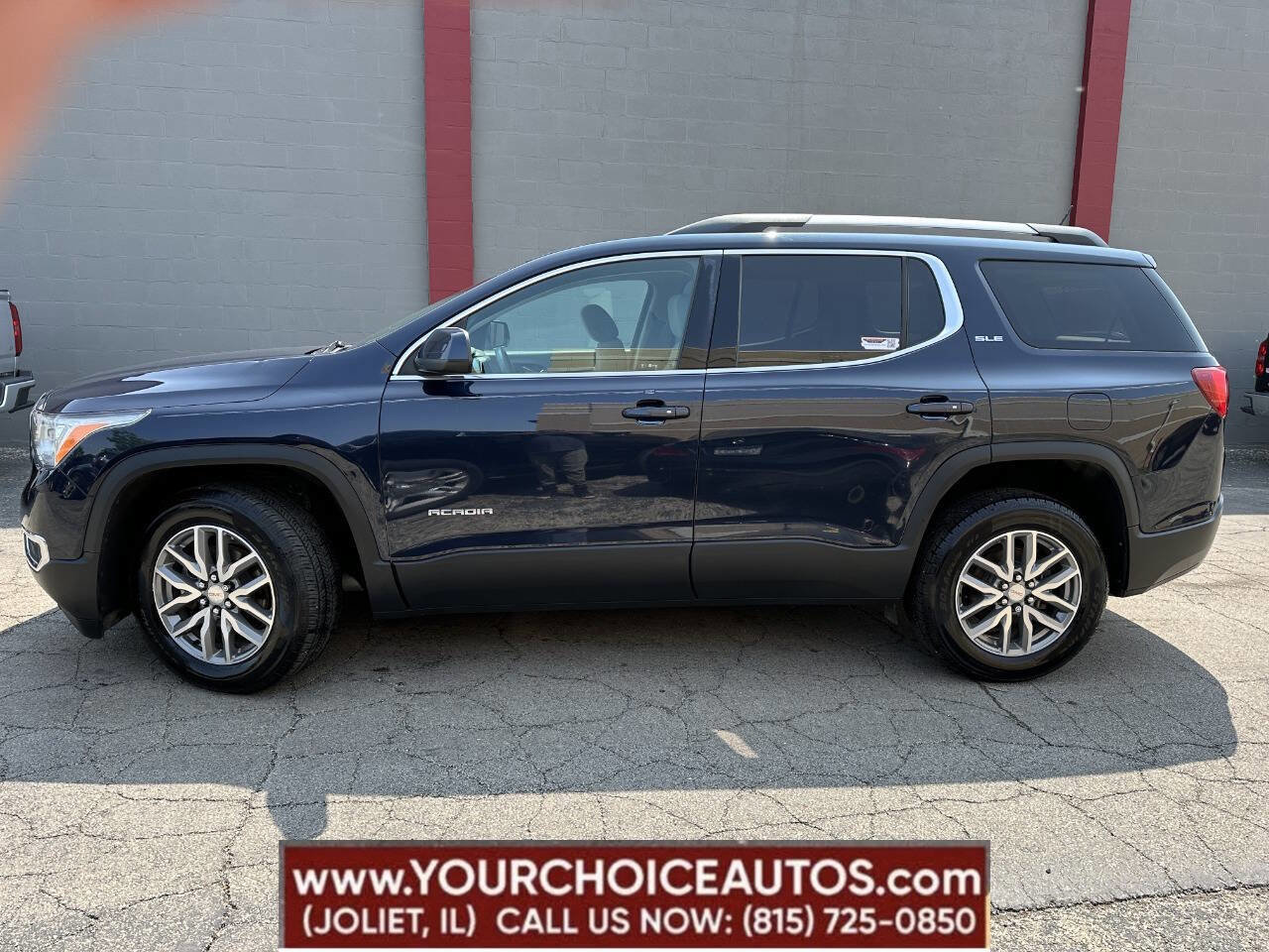 Used 2017 GMC Acadia SLE image 2