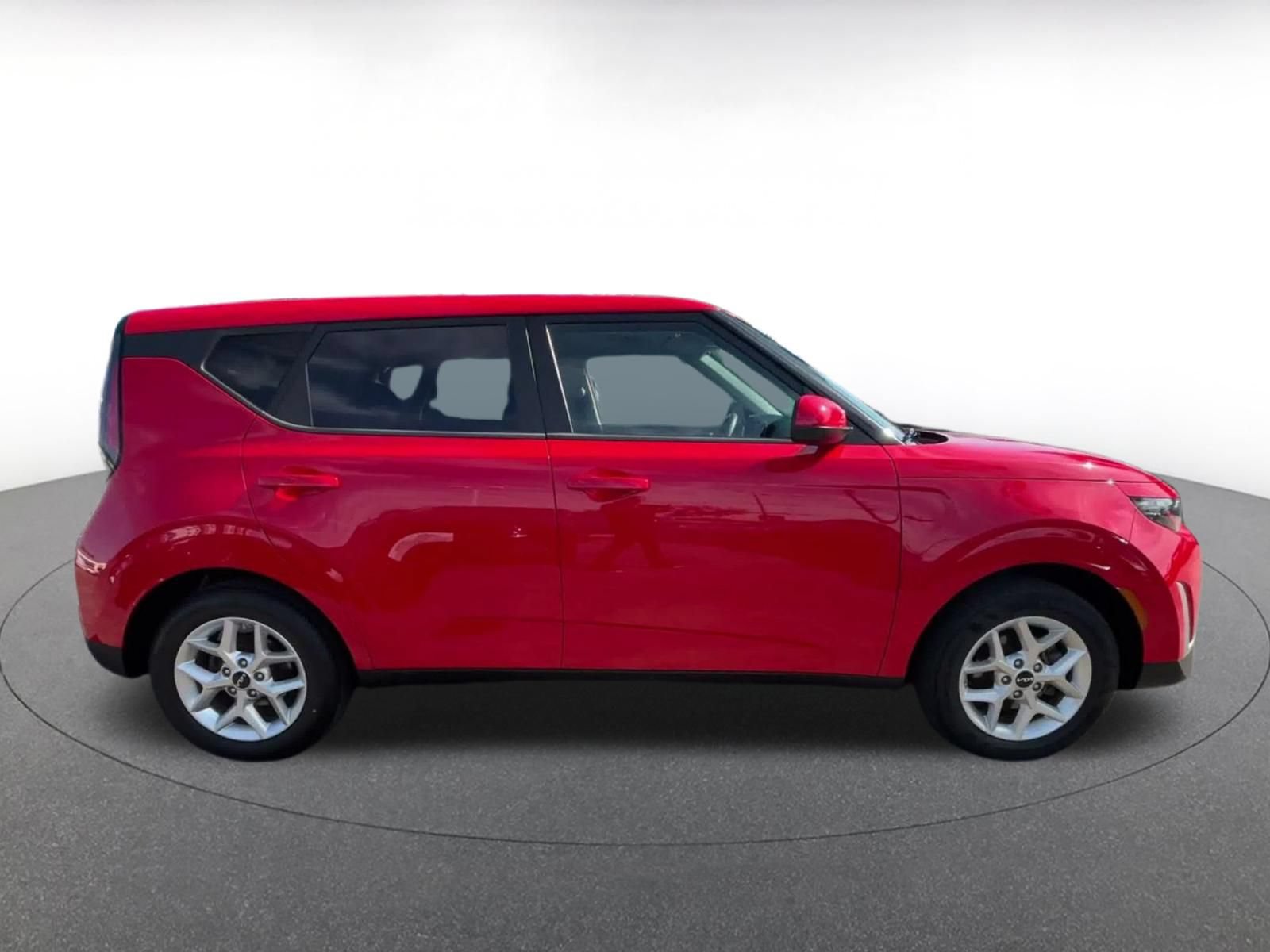 Used 2025 Kia Soul LX w/ LX Technology Package FWD image 13