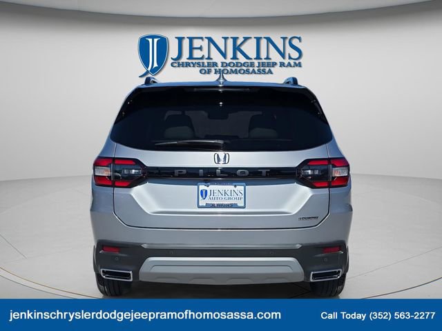 Used 2025 Honda Pilot Touring image 4