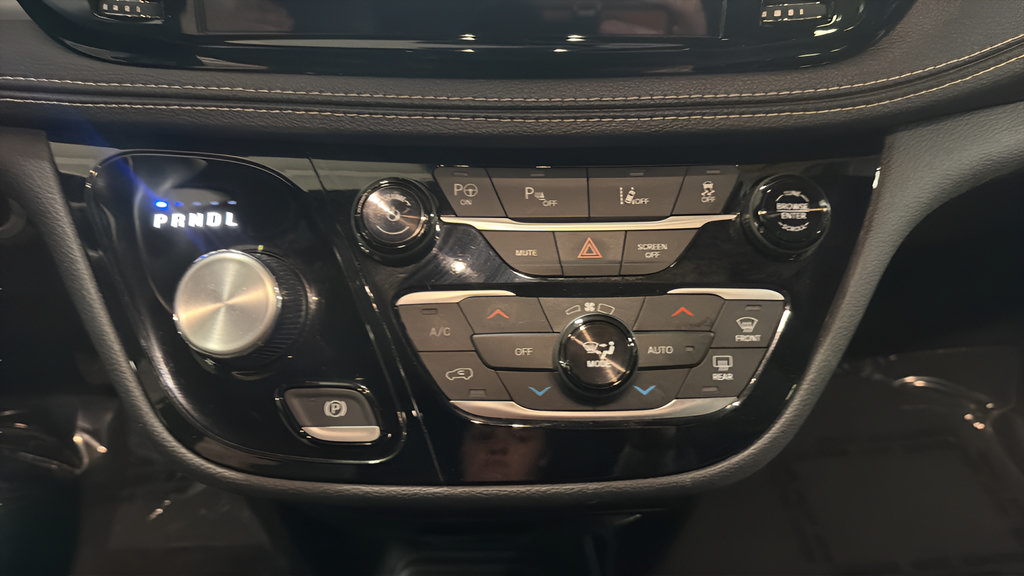 Used 2024 Chrysler Pacifica Limited FWD image 20