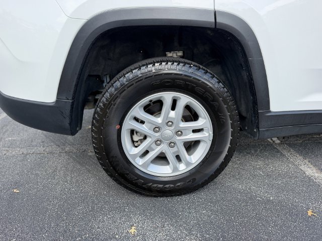 Used 2025 Jeep Grand Cherokee Laredo AWD/4WD image 43