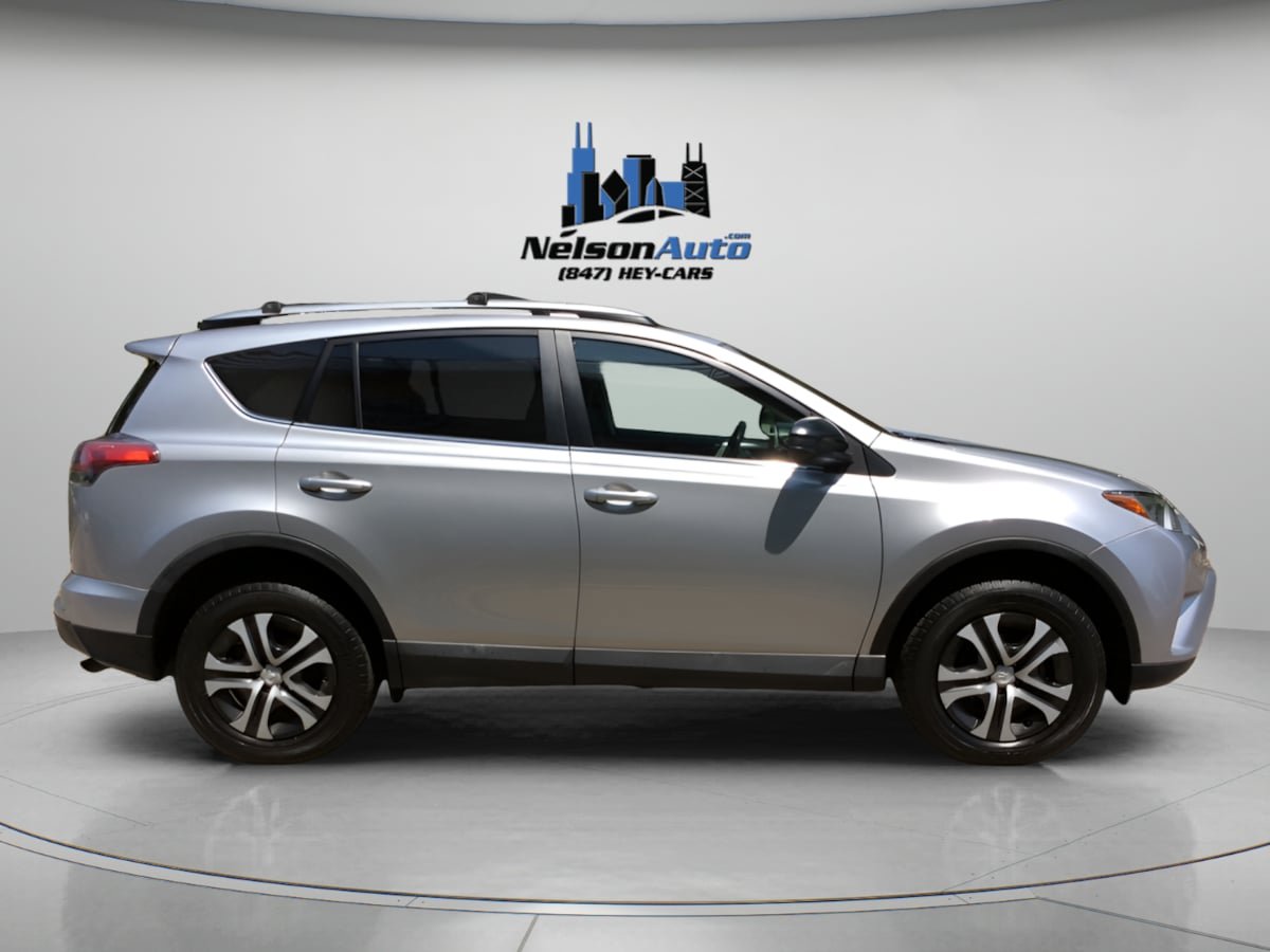 Used 2018 Toyota RAV4 LE FWD image 3
