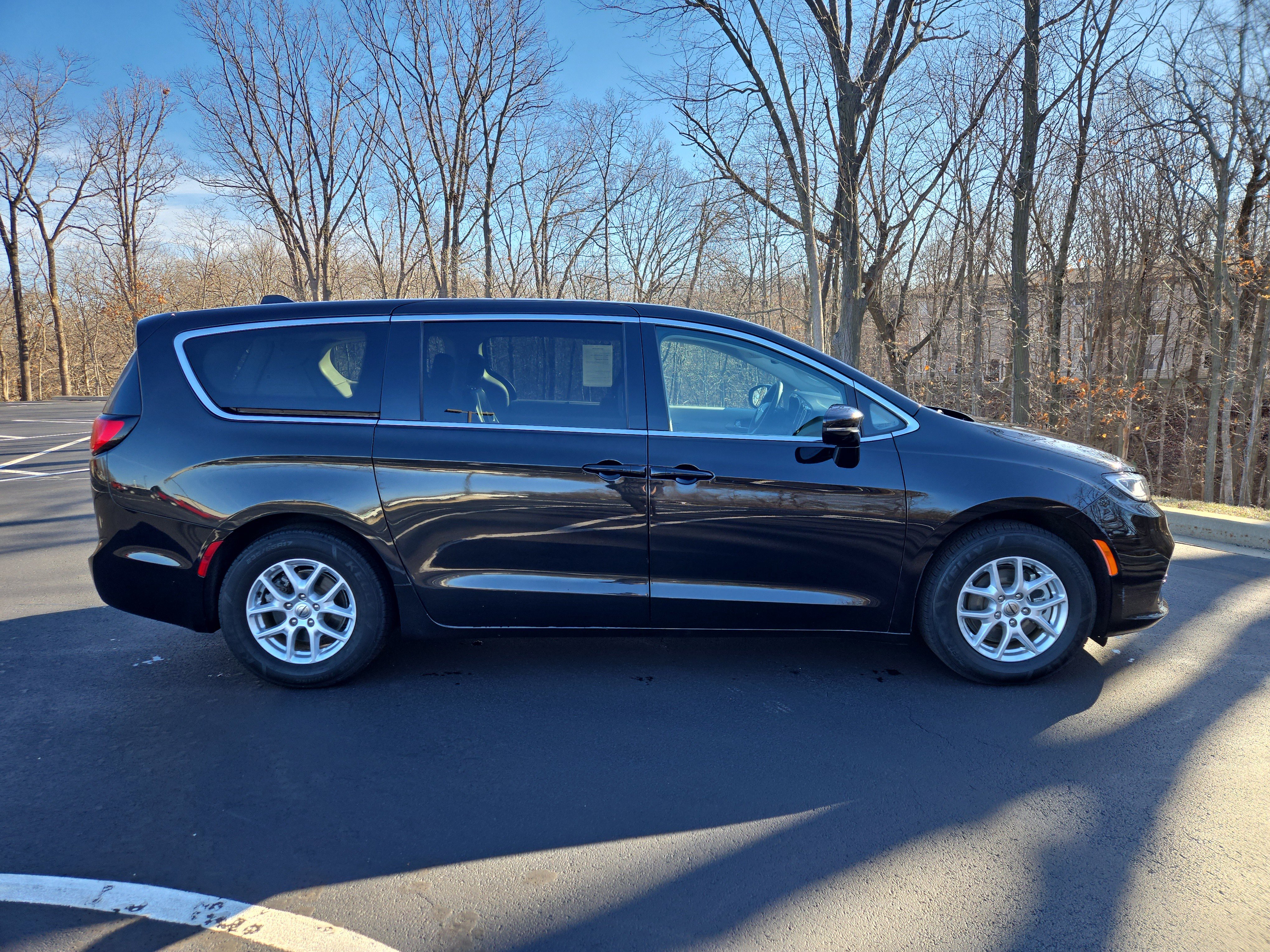 Used 2024 Chrysler Pacifica Touring-L image 2