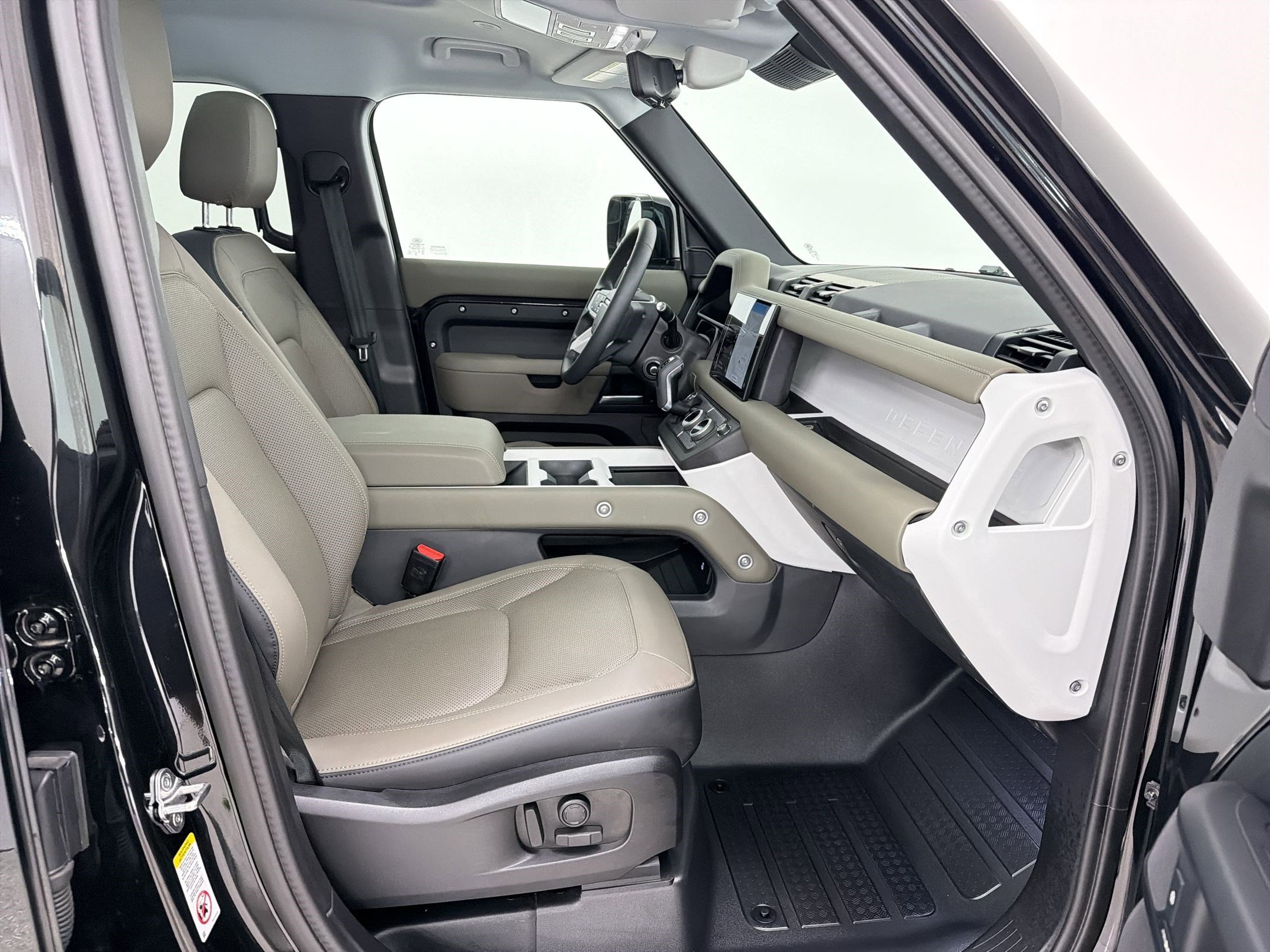 Used 2025 Land Rover Defender 110 S image 27