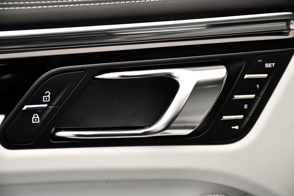 Certified 2025 Porsche Macan image 37