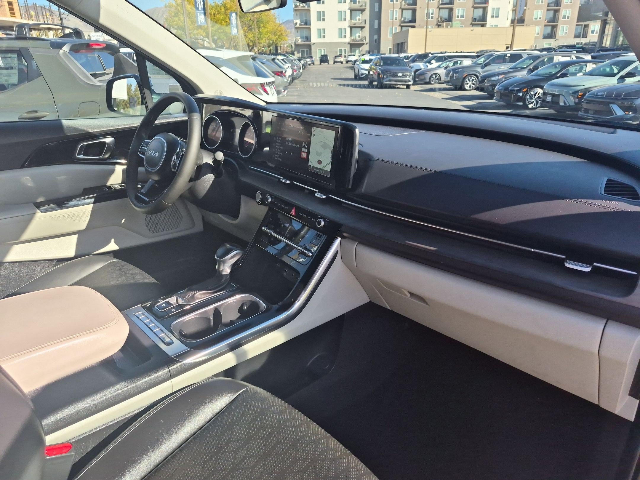 Used 2024 Kia Carnival EX FWD image 31