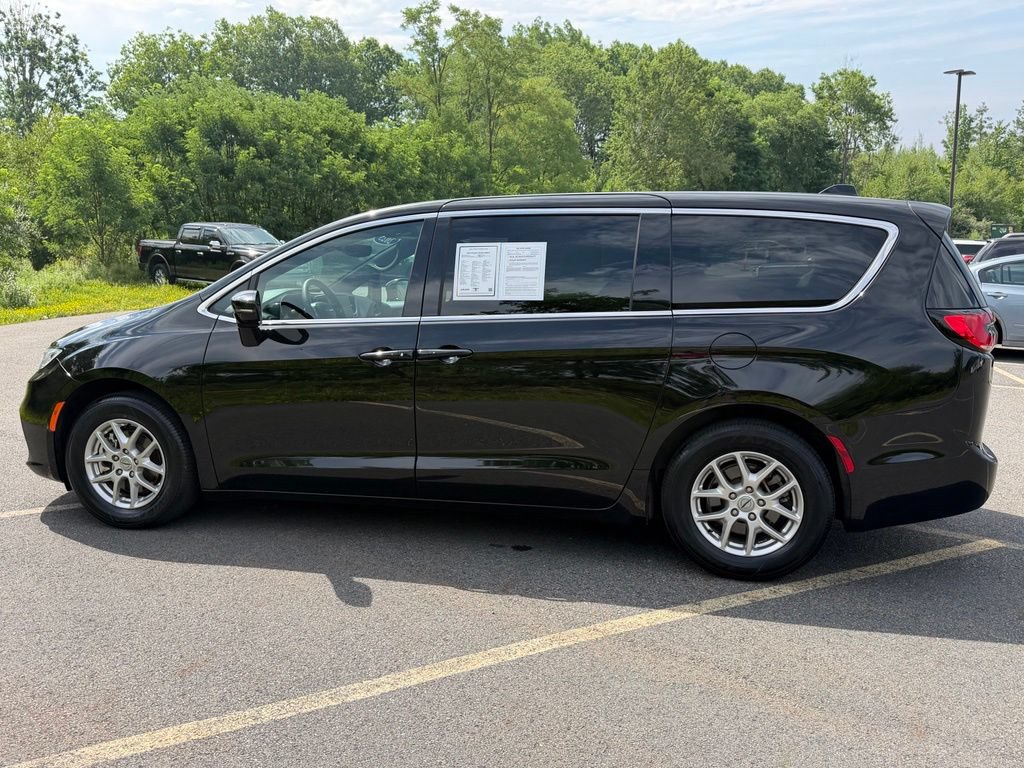 Used 2025 Chrysler Pacifica Select FWD image 28