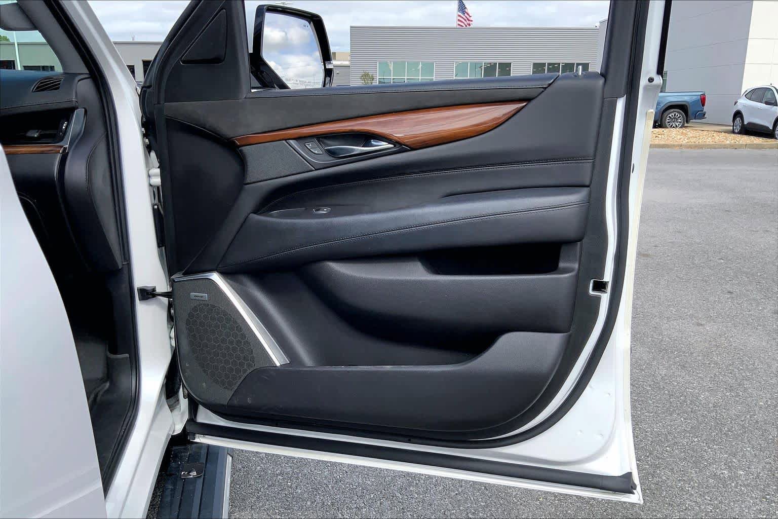 Used 2019 Cadillac Escalade ESV Premium Luxury image 21