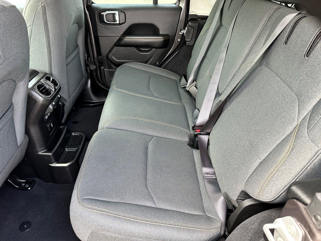 Used 2025 Jeep Wrangler Unlimited Sahara image 13