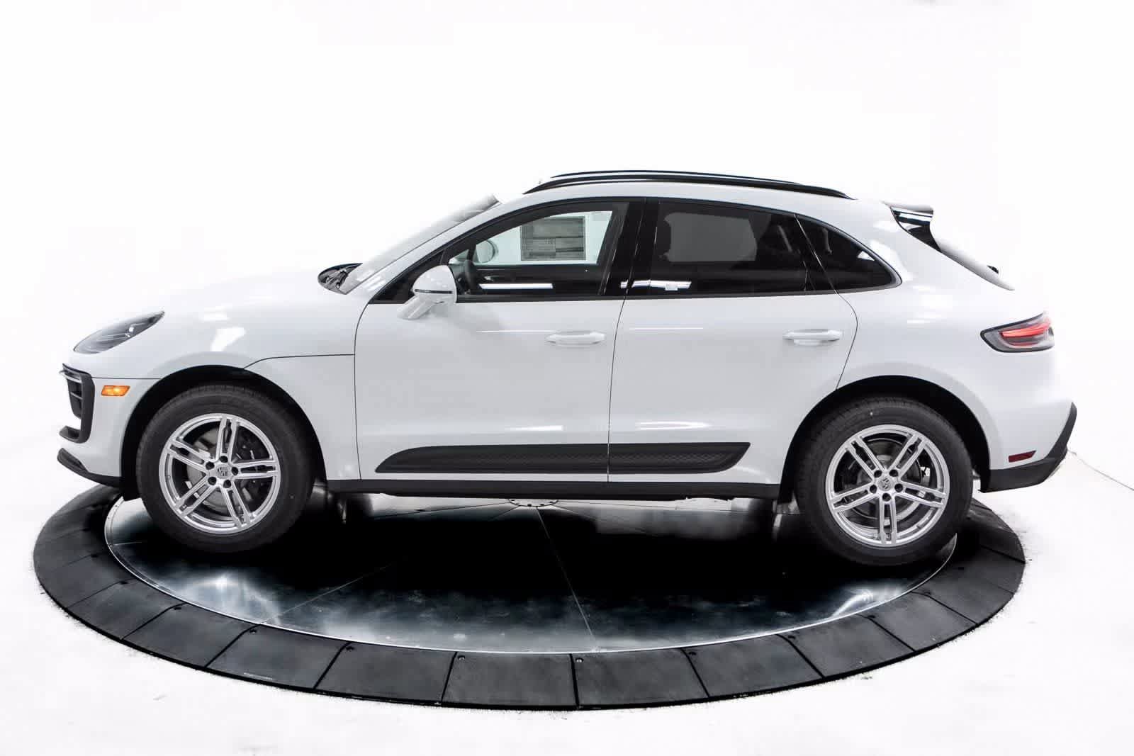 Certified 2025 Porsche Macan AWD/4WD image 2
