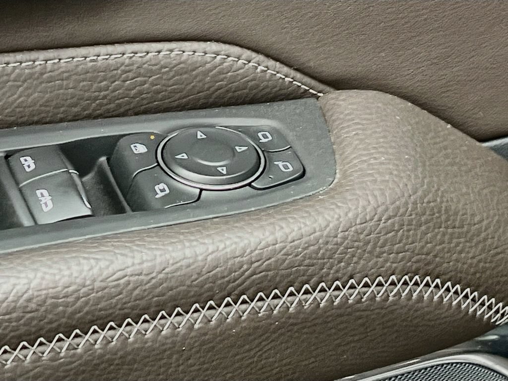 Used 2023 GMC Yukon XL Denali w/ Advanced Technology Package AWD/4WD image 17