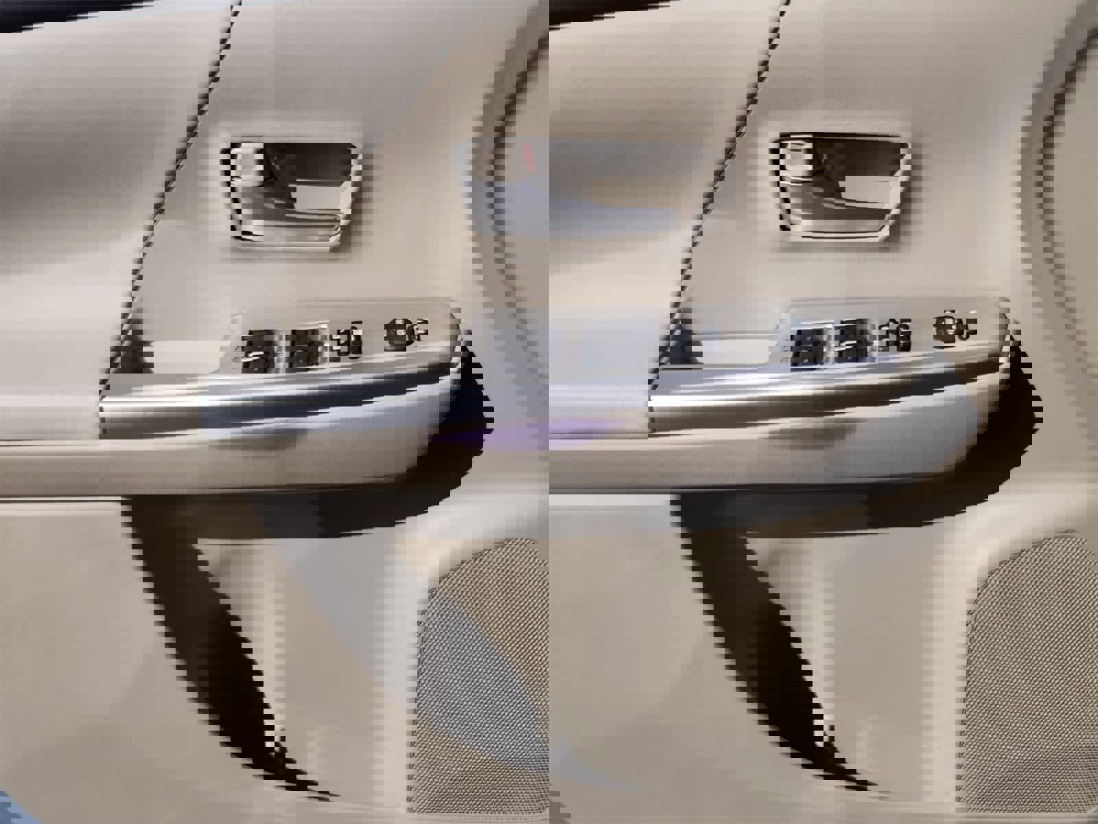 Used 2014 Toyota Prius V Five image 22