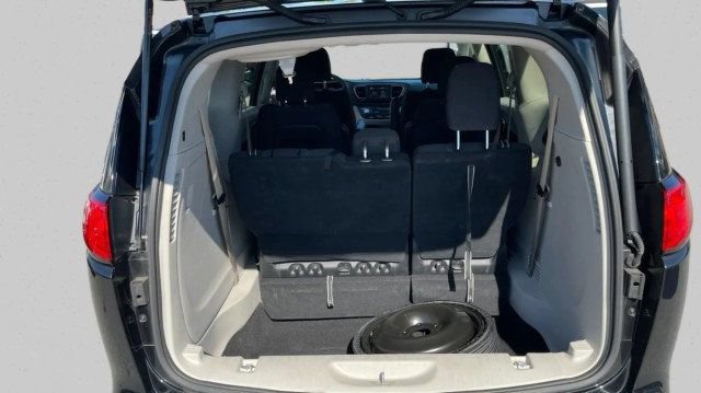 Used 2022 Chrysler Voyager LX FWD image 16