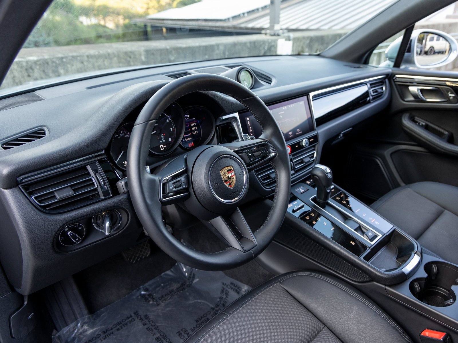 Certified 2025 Porsche Macan image 4