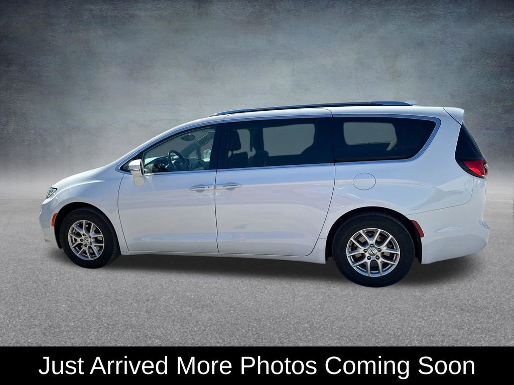 Used 2021 Chrysler Pacifica Touring-L FWD image 2