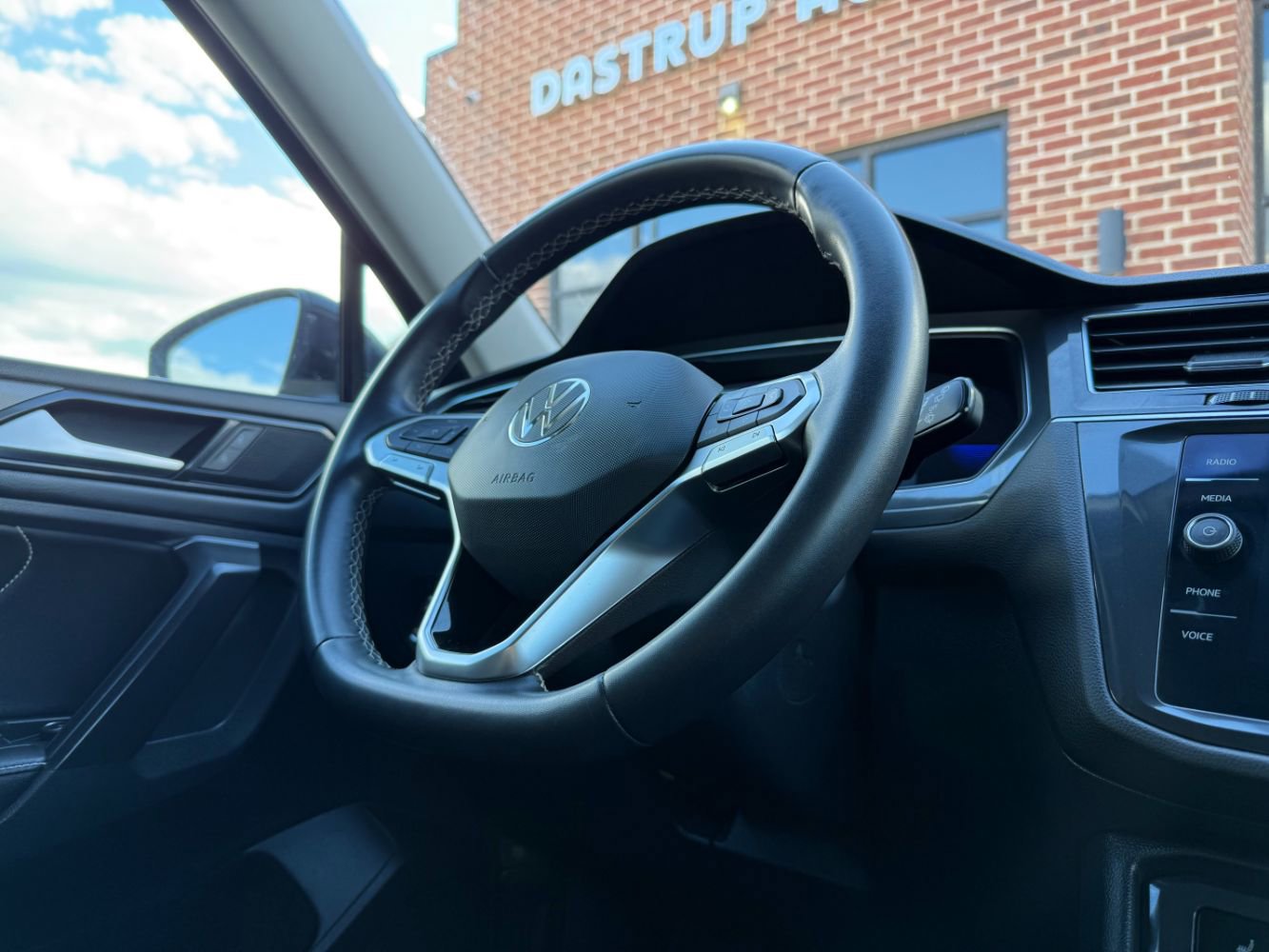 Used 2023 Volkswagen Tiguan SE image 9