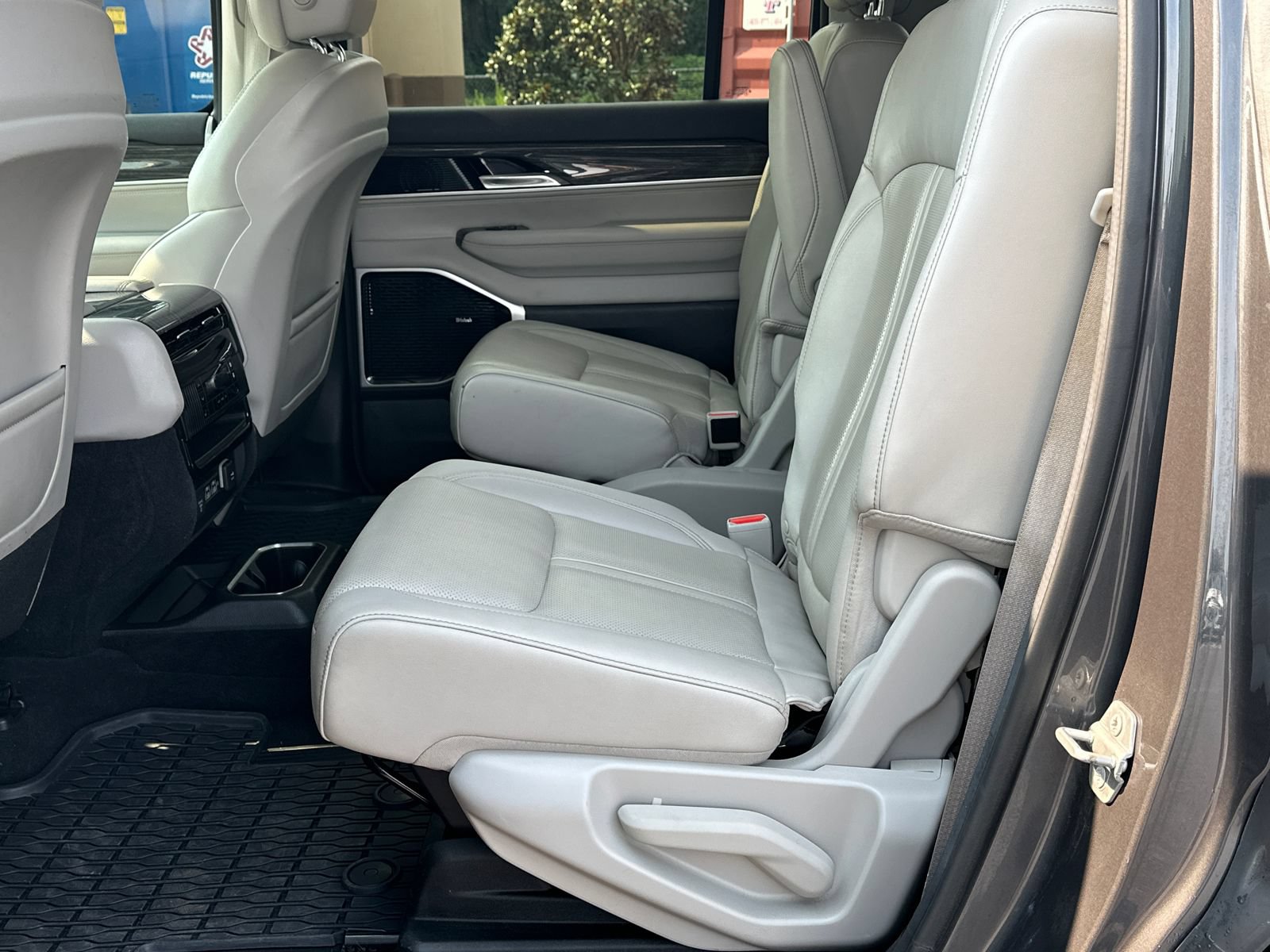 Used 2022 Jeep Wagoneer Series III w/ Premium Group I AWD/4WD image 18