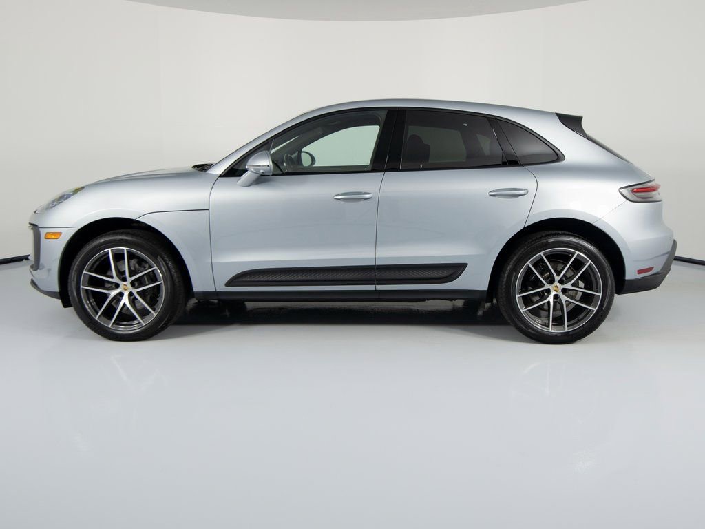 Certified 2025 Porsche Macan image 2
