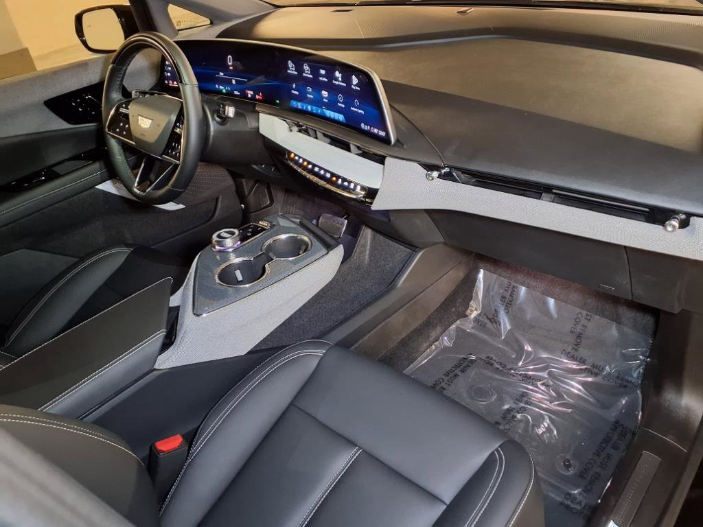 Used 2025 Cadillac Optiq Sport 1 w/ LPO, ONYX Package image 25