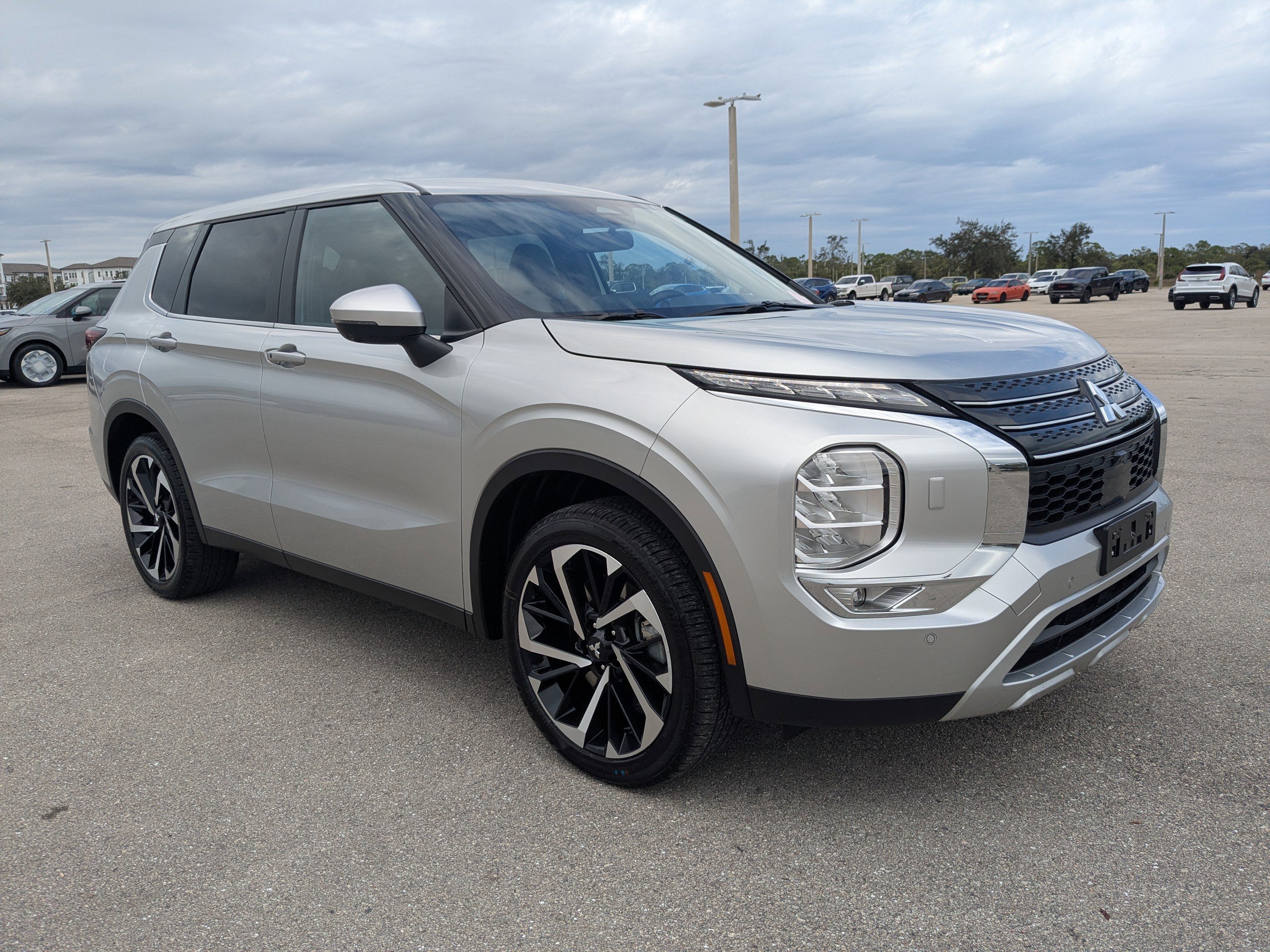 Used 2023 Mitsubishi Outlander SE image 2