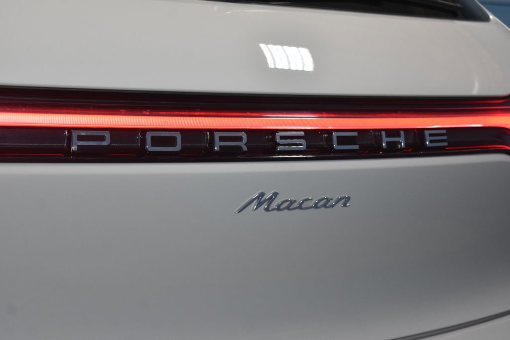 Certified 2025 Porsche Macan image 32