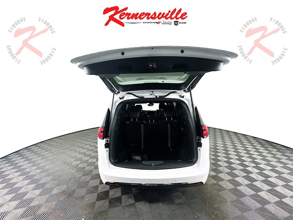 New 2026 Chrysler Pacifica Select image 16
