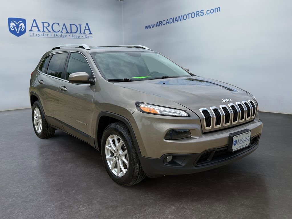 Used 2018 Jeep Cherokee Latitude Plus w/ Cold Weather Group AWD/4WD image 7