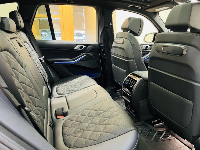 Used 2025 BMW X5 M60i w/ Parking Assistance Package image 18