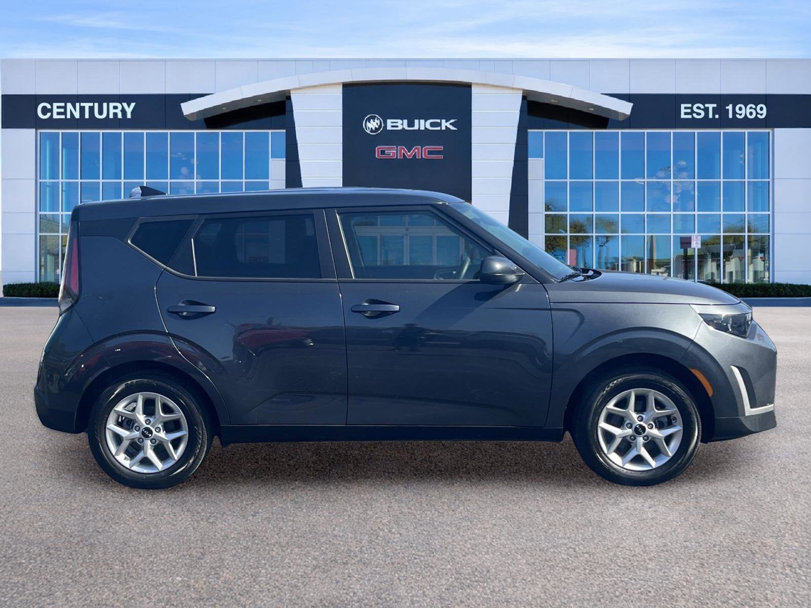 Used 2025 Kia Soul LX w/ LX Technology Package FWD image 2