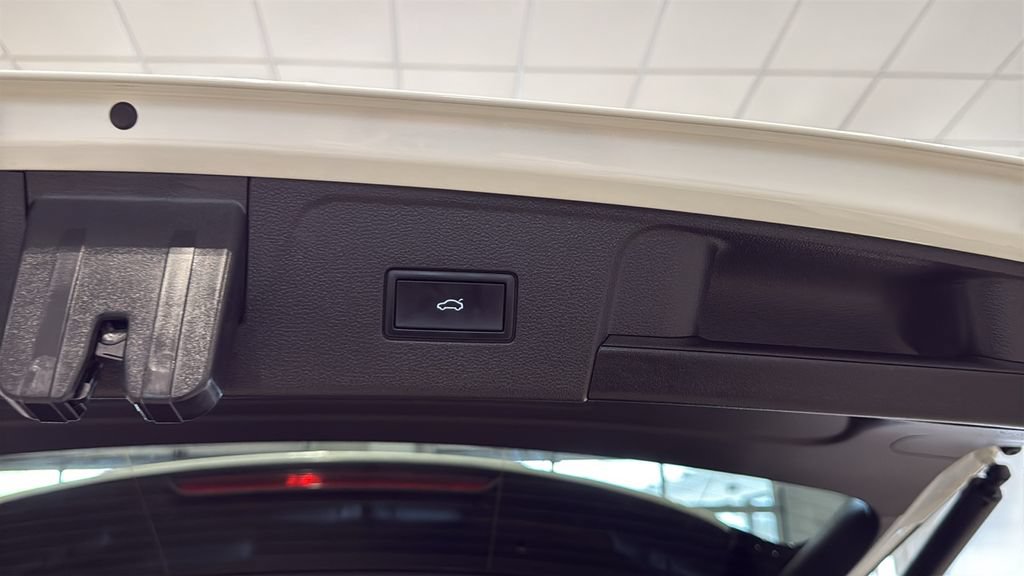 Used 2024 Volkswagen Atlas Peak Edition SEL AWD/4WD image 17